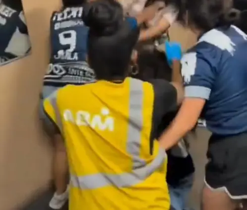 Un grupo de aficionadas de Rayados terminó peleando entre ellas en los baños del Rose Bowl Stadium. @sportanosdxt Un grupo de aficionadas de Rayados terminó peleando entre ellas en los baños del Rose Bowl Stadium. @sportanosdxt