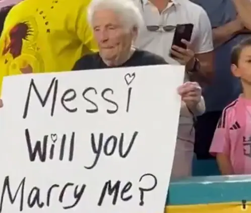 Abuela propone matrimonio a Messi en el Mundial de Clubes (captura de pantalla) Abuela propone matrimonio a Messi en el Mundial de Clubes (captura de pantalla)