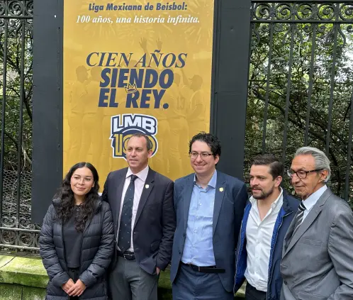 84 fotografías históricas del béisbol mexicano adornarán en forma de galería las rejas de Chapultepec por los próximos tres meses. 84 fotografías históricas del béisbol mexicano adornarán en forma de galería las rejas de Chapultepec por los próximos tres meses.