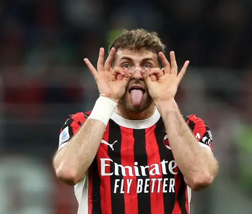 La directiva del Milan confirmó la permanencia de Santiago Giménez, aunque deberá competir con otro delantero. Getty Images La directiva del Milan confirmó la permanencia de Santiago Giménez, aunque deberá competir con otro delantero. Getty Images
