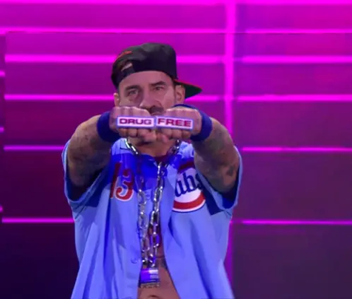CM Punk paralizó al mundo de la lucha libre al parodiar y humillar a John Cena en Arabia Saudita previo al Night of Champions. @WWE CM Punk paralizó al mundo de la lucha libre al parodiar y humillar a John Cena en Arabia Saudita previo al Night of Champions. @WWE