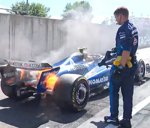 Carlos Sainz tuvo que abandonar el GP de Austria antes del arranque debido a que su auto se incendio. @autosport Carlos Sainz tuvo que abandonar el GP de Austria antes del arranque debido a que su auto se incendio. @autosport