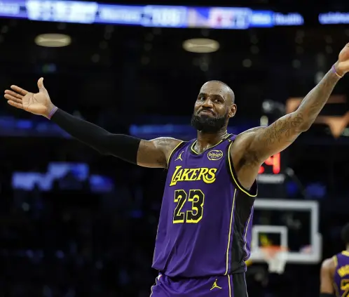 LeBron James ejerce su millonaria opción y se queda con los Lakers (Photo by Ronald Martinez/Getty Images) LeBron James ejerce su millonaria opción y se queda con los Lakers (Photo by Ronald Martinez/Getty Images)
