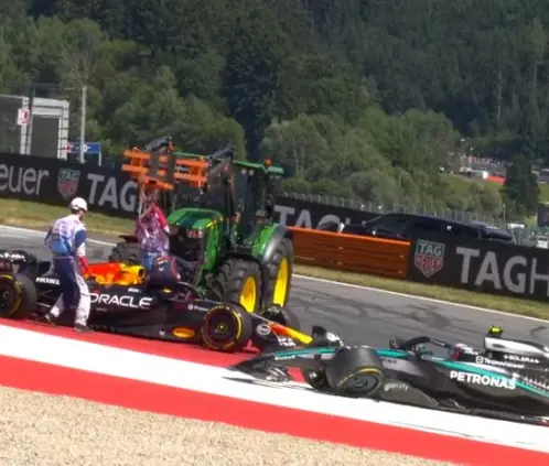 Max Verstappen y Kimi Antonelli tuvieron que abandonar el GP de Austria tras chocar en la primera vuelta. @F1 Max Verstappen y Kimi Antonelli tuvieron que abandonar el GP de Austria tras chocar en la primera vuelta. @F1