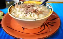 La planta nativa de México que es el alma del pozole y alivia dolores de artrosis