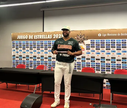 Art Charles, beisbolista de los Leones de Yucatán, logró un total de 43 cuadrangulares. Art Charles, beisbolista de los Leones de Yucatán, logró un total de 43 cuadrangulares.