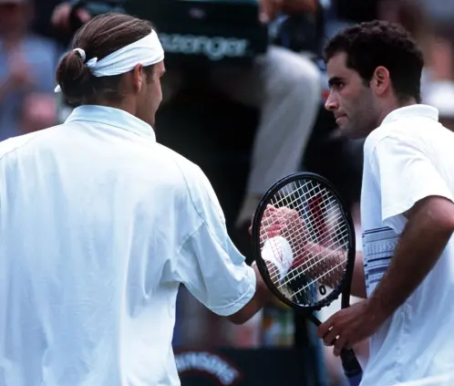 El 2 de julio de 2001 Roger Federer tomó la estafeta de manos de Pete Sampras para conseguir una gran carrera (Clive Brunskill/ALLSPORT) El 2 de julio de 2001 Roger Federer tomó la estafeta de manos de Pete Sampras para conseguir una gran carrera (Clive Brunskill/ALLSPORT)