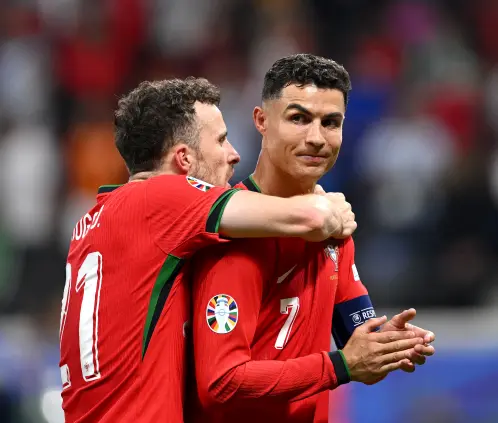 Cristiano Ronaldo se comprometió a ayudar a la familia de Diogo Jota de por vida al no poder asistir a su funeral. Getty Images Cristiano Ronaldo se comprometió a ayudar a la familia de Diogo Jota de por vida al no poder asistir a su funeral. Getty Images