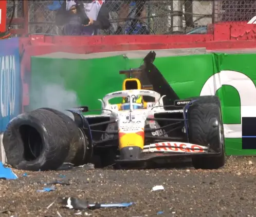 Isack Hadjar se volvió el cuarto abandono del GP de Gran Bretaña al chocar en la vuelta 12. @F1TV Isack Hadjar se volvió el cuarto abandono del GP de Gran Bretaña al chocar en la vuelta 12. @F1TV