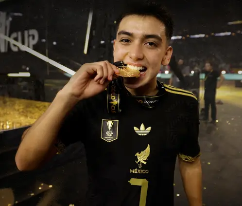 Gilberto Mora se convirtió en el futbolista más joven de la historia en ganar un título oficial a nivel de Selecciones, al conquistar la Copa Oro con México. @miseleccionmx Gilberto Mora se convirtió en el futbolista más joven de la historia en ganar un título oficial a nivel de Selecciones, al conquistar la Copa Oro con México. @miseleccionmx