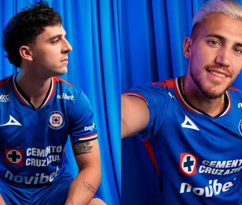 Lolo Faravelli y Gonzalo Piovi con el nuevo uniforme de Cruz Azul. Imagen cortesía de X. Lolo Faravelli y Gonzalo Piovi con el nuevo uniforme de Cruz Azul. Imagen cortesía de X.