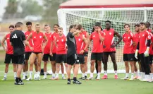 Matías Almeyda llega al Sevilla… ¡pero no deja de hablar de Chivas!