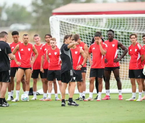 Matías Almeyda llega al Sevilla… ¡pero no deja de hablar de Chivas! (SevillaFC X) Matías Almeyda llega al Sevilla… ¡pero no deja de hablar de Chivas! (SevillaFC X)