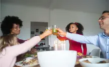 Las famosas bebidas de almendra y coco que no deben beber los niños, según Profeco