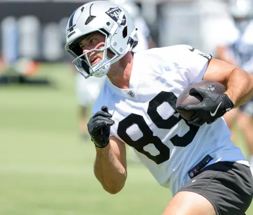 Brock Bowers impuso una histórica marca para un jugador novato en la NFL durante su primera temporada con los Raiders. Brock Bowers impuso una histórica marca para un jugador novato en la NFL durante su primera temporada con los Raiders.