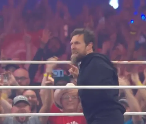 Bryan Danielson regresa y arruina el plan de Moxley en AEW All-In Bryan Danielson regresa y arruina el plan de Moxley en AEW All-In