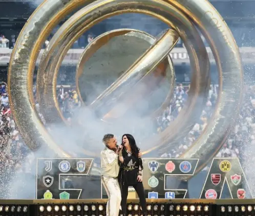 Robbie Williams y Laura Pausini se encargaron del show previo a la Final del Mundial de Clubes. @FIFACWC Robbie Williams y Laura Pausini se encargaron del show previo a la Final del Mundial de Clubes. @FIFACWC