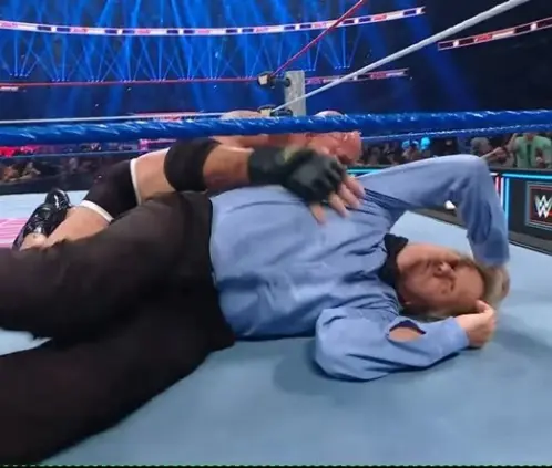 El referí Charles Robinson terminó con una costilla rota tras recibir una spear de Goldberg en Saturday Nights Main Event. @WWE El referí Charles Robinson terminó con una costilla rota tras recibir una spear de Goldberg en Saturday Nights Main Event. @WWE