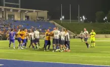 Clásico Regio de Leyendas termina con triunfo de Tigres y bronca en la cancha