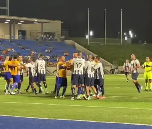 El Clásico Regio de Leyendas terminó con una bronca y dos expulsados. @Deportes28