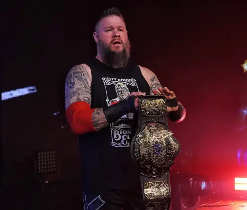 Kevin Owens podría estar en riesgo de retirarse de la WWE tras haber sido operado del cuello. @FightOwensFight