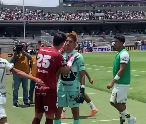 Carlos Moreno de Pachuca consoló a Rodrigo Parra tras sus fallas en el arco de Pumas. @TUDN Carlos Moreno de Pachuca consoló a Rodrigo Parra tras sus fallas en el arco de Pumas. @TUDN