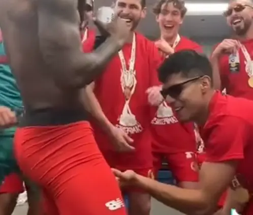 ¡Esa mano, árbitro! El festejo de Helinho y Diego Barbosa que paralizó el Campeón de Campeones. ¡Esa mano, árbitro! El festejo de Helinho y Diego Barbosa que paralizó el Campeón de Campeones.