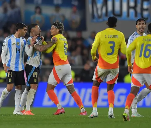 Otamendi recibió a Richard Ríos con guantes de box en Benfica (Photo by Marcelo Endelli/Getty Images) Otamendi recibió a Richard Ríos con guantes de box en Benfica (Photo by Marcelo Endelli/Getty Images)
