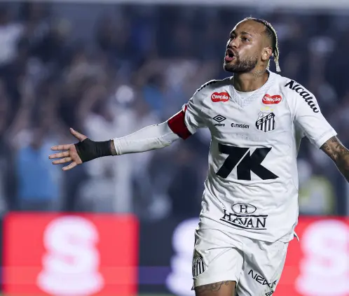 El comportamiento de Neymar desató la molestia de la barra de Santos. Getty Images