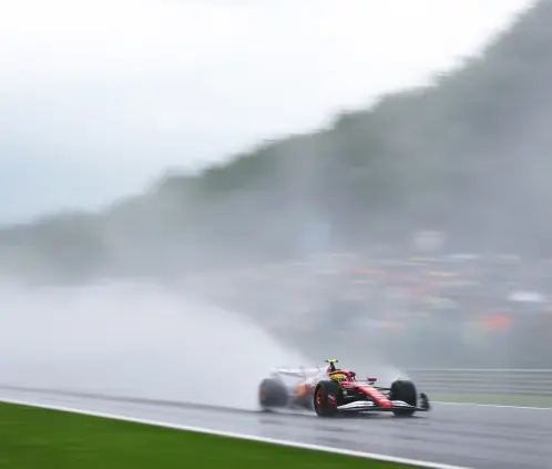 El arranque del GP de Bélgica se tuvo que suspender debido a la intensa lluvia. Getty Images El arranque del GP de Bélgica se tuvo que suspender debido a la intensa lluvia. Getty Images