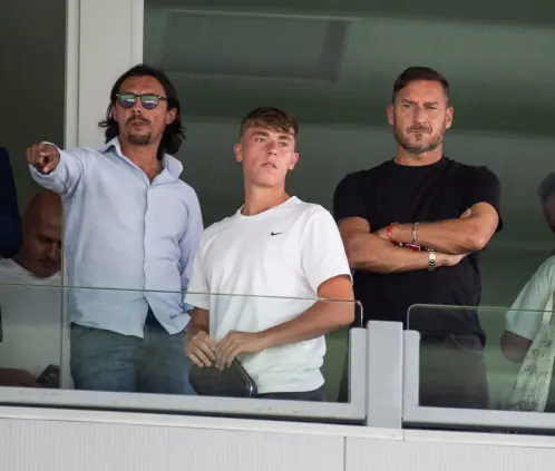Cristian Totti se retiró del futbol con solo 19 años, supuestamente afectado por la presión de la fama de su padre Francesco. Getty Images Cristian Totti se retiró del futbol con solo 19 años, supuestamente afectado por la presión de la fama de su padre Francesco. Getty Images