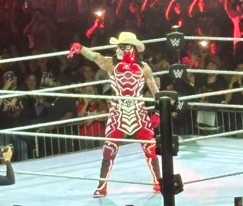 Penta y su entrada norteña fue uno de los momentos más aplaudidos de la WWE en Monterrey. @RafaDato2 Penta y su entrada norteña fue uno de los momentos más aplaudidos de la WWE en Monterrey. @RafaDato2