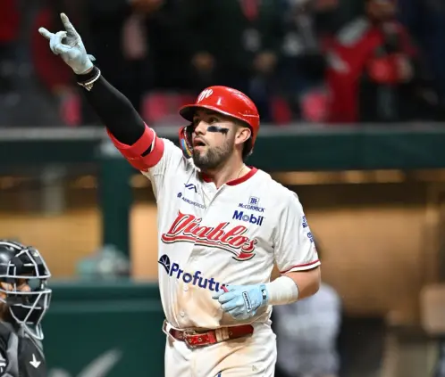 Ni la lluvia logró impedir que las emociones parecieran en el diamante durante este partido de la LMB (X: @DiablosRojosMX) Ni la lluvia logró impedir que las emociones parecieran en el diamante durante este partido de la LMB (X: @DiablosRojosMX)