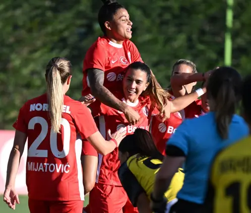 Nayeli Rangel anotó y triunfó en su debut en la Champions League con el ABB Fomget de Turquía. @abbfomget Nayeli Rangel anotó y triunfó en su debut en la Champions League con el ABB Fomget de Turquía. @abbfomget