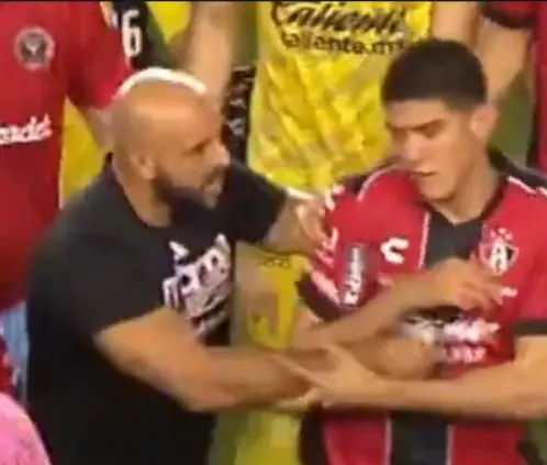 Yassine Cheuko, guardaespaldas de Lionel Messi, fue captado agrediendo físicamente a Alessandro San Martín del Atlas. @TVCDeportes Yassine Cheuko, guardaespaldas de Lionel Messi, fue captado agrediendo físicamente a Alessandro San Martín del Atlas. @TVCDeportes