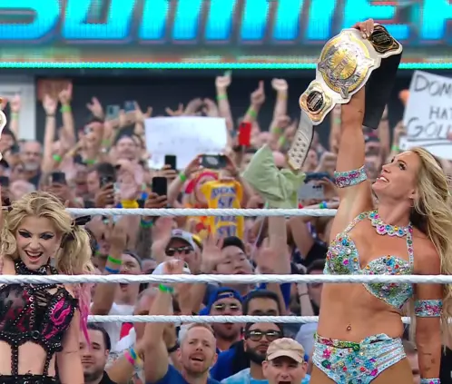 Alexa Bliss y Charlotte Flair ganan campeonato en SummerSlam Alexa Bliss y Charlotte Flair ganan campeonato en SummerSlam