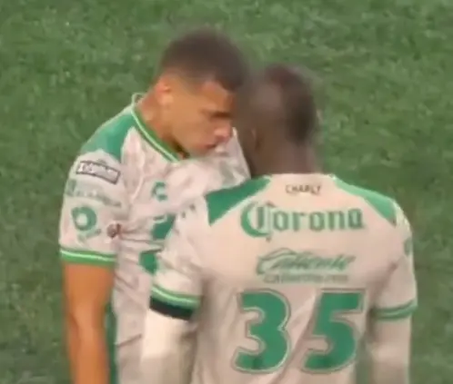 Tensión en Santos: Franco Fagundez encaró a Kevin Balanta tras fracaso en Leagues Cup (Foto: Captura TUDN) Tensión en Santos: Franco Fagundez encaró a Kevin Balanta tras fracaso en Leagues Cup (Foto: Captura TUDN)