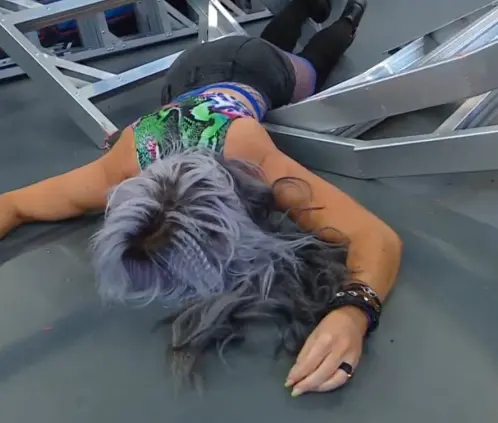 Candice LeRae tuvo que abandonar SummerSlam al haber destrozado una escalera con su cuerpo. @WWE Candice LeRae tuvo que abandonar SummerSlam al haber destrozado una escalera con su cuerpo. @WWE
