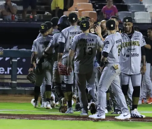 Los Leones de Yucatán siguen con vida en la campaña al ganar el primero del Clásico de Fieras en Cancún. Los Leones de Yucatán siguen con vida en la campaña al ganar el primero del Clásico de Fieras en Cancún.