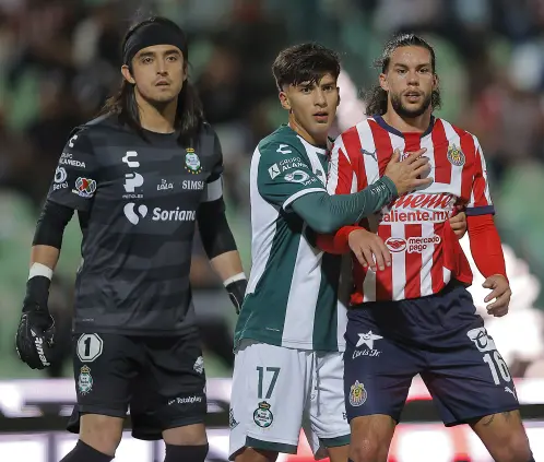 La acción del futbol mexicano de Santos y Chivas se reanuda tras la breve pausa por la Leagues Cup.