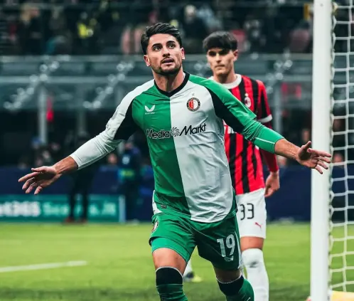 Julián Carranza del Feyenoord se ha convertido en la principal opción para reforzar a Rayados para el Apertura 2025. @carranzajuli21