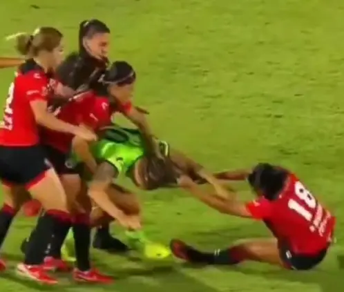 Miah Zuazua y Natividad Martínez protagonizaron una violenta pelea en el Juárez vs. Tijuana de la Liga MX Femenil. @tubi Miah Zuazua y Natividad Martínez protagonizaron una violenta pelea en el Juárez vs. Tijuana de la Liga MX Femenil. @tubi