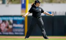 ¿Quién es Jen Pawol, la primera mujer umpire en Grandes Ligas?