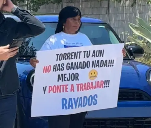 La afición del Monterrey se manifestó a las afueras de El Barrial, molesta por el bajo rendimiento de Lucas Ocampos y las declaraciones de Domenec Torrent. @PostaDeportes