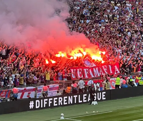 Los fanáticos del Crystal Palace protestaron por su expulsión de la UEFA Europa League. @AwayDays_