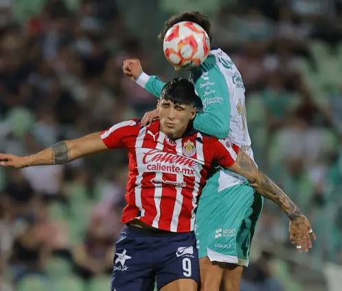 Alan Pulido vive su regreso más difícil con Chivas en 2025  (Photo by Manuel Guadarrama/Getty Images)