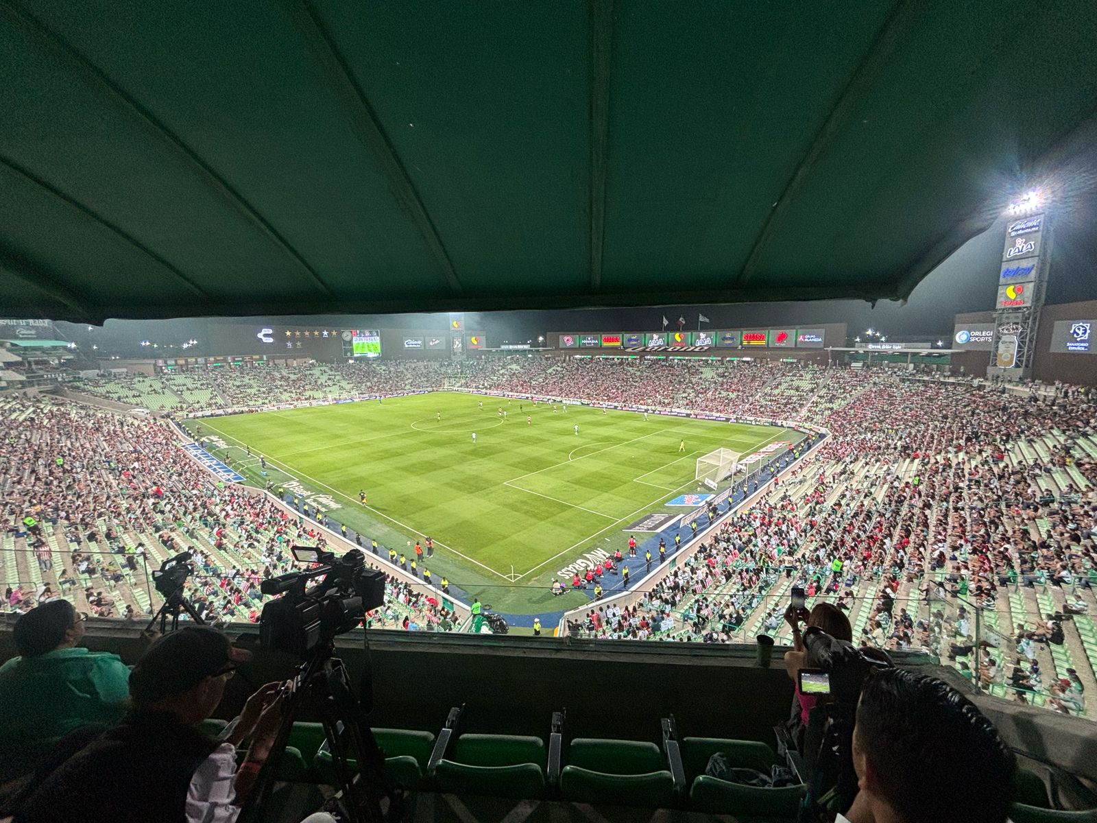 Minuto 16´ Chivas es mejor en el inicio de partido Minuto 16´ Chivas es mejor en el inicio de partido