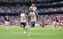 Richarlison deslumbra con tijera en la goleada del Tottenham