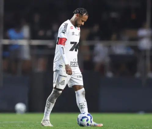 Neymar sigue en horas bajas y el llamado de Ancelotti parece ser más lejano (Photo by Alexandre Schneider/Getty Images)