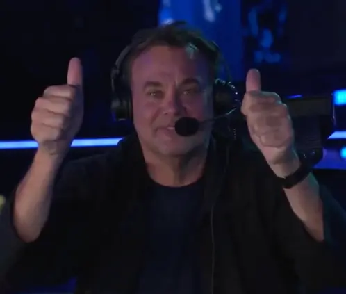 David Faitelson vive momento incómodo en Supernova Strikers (Foto: Captura DAZN / Supernova Strikers 2025)